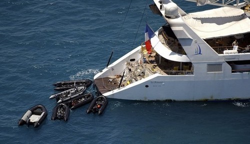 Zodiac commando boats arrive at French cruise ship Le Ponant, whose crew was taken hostage by pirates, off Somalia’s coast April 12, 2008. © MIAA